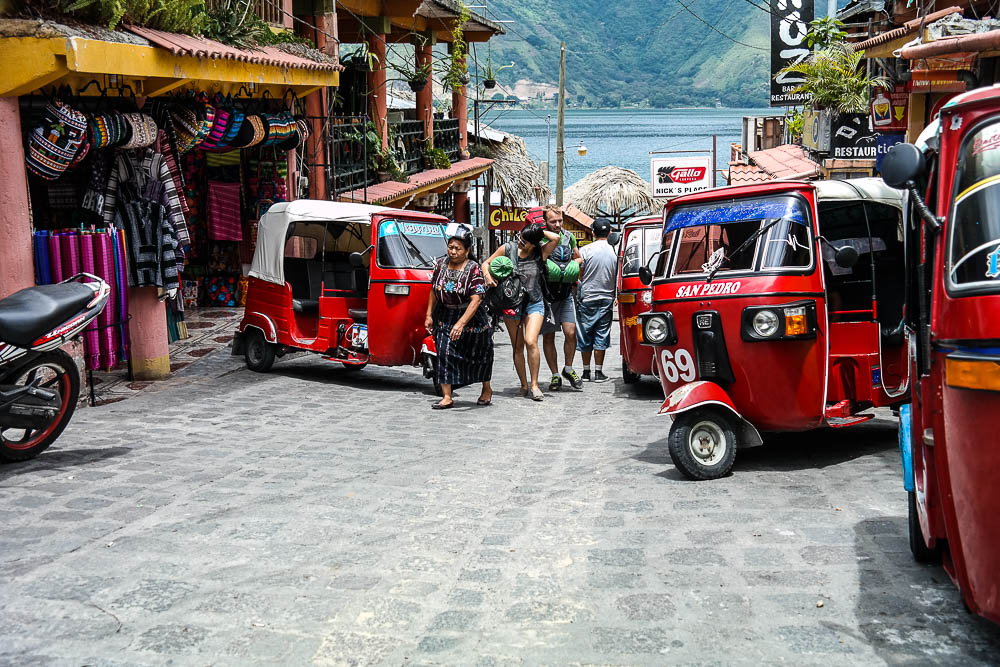 tuk tuks waiting to take the tourists from the water taxi