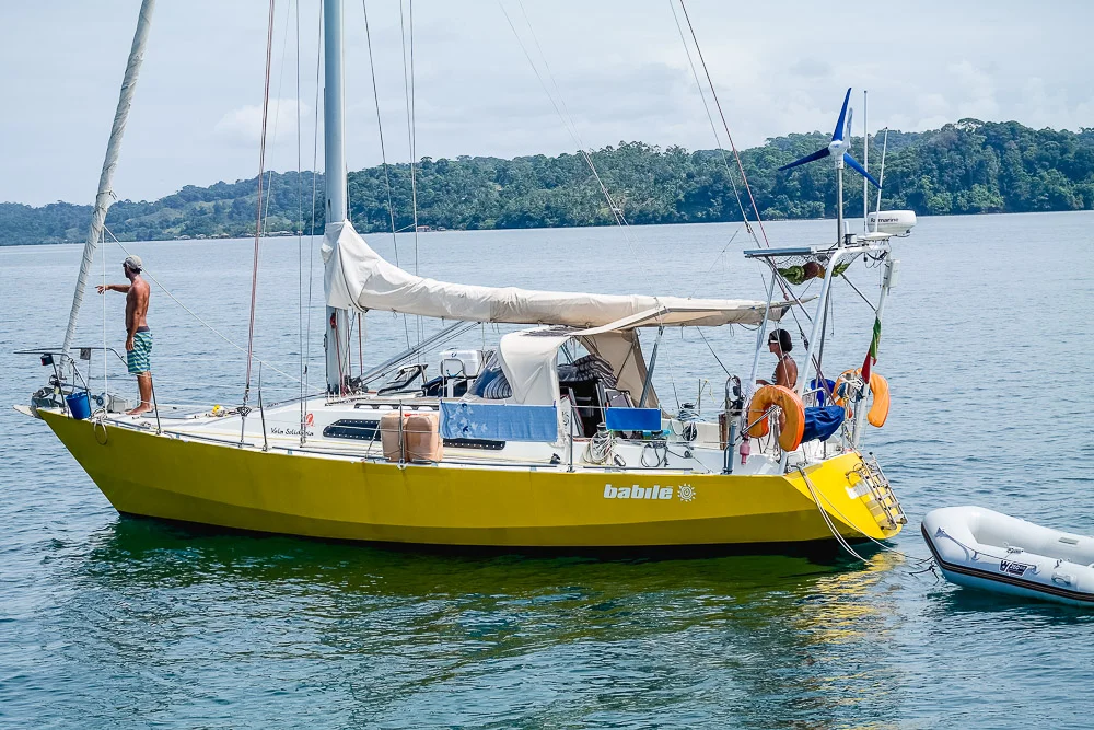Babilé anchoring in Bluefield Lagoon