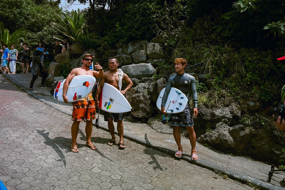 Rufus discussing the waves with local surfers - the board he used was rented from the guy on the right, who we met in the parking lot!