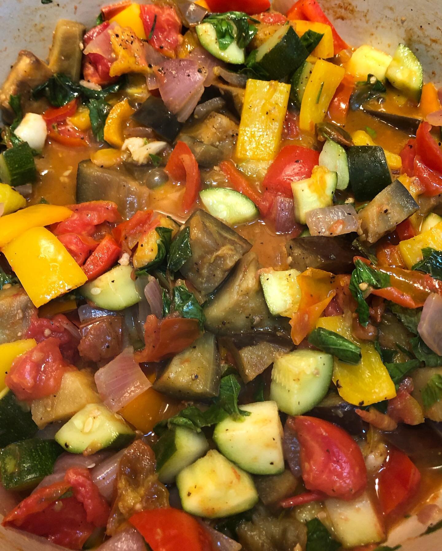 Saut&eacute;d veggies to go with our chicken tonight. I put 4 cloves of garlic 🧄 and a red onion in my Le Creuset. Once they were soft I added zucchini, bell peppers and an eggplant. Let those cook for about 5 minutes and then added 4 heirloom tomat