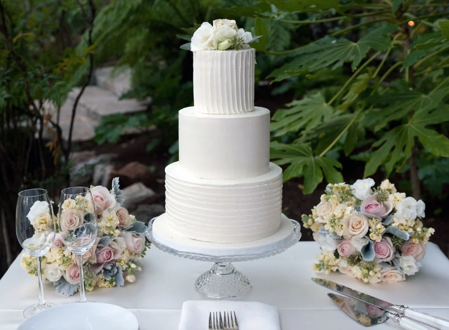 white-wedding-cake.jpg