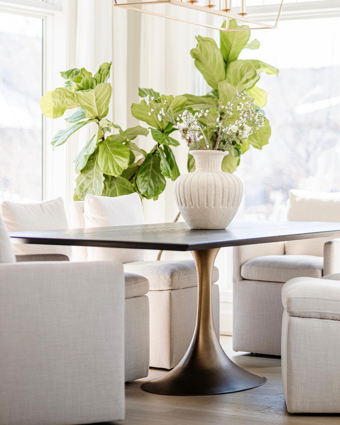 The peaceful sun-filled dining room at #thecharmerxmrd.