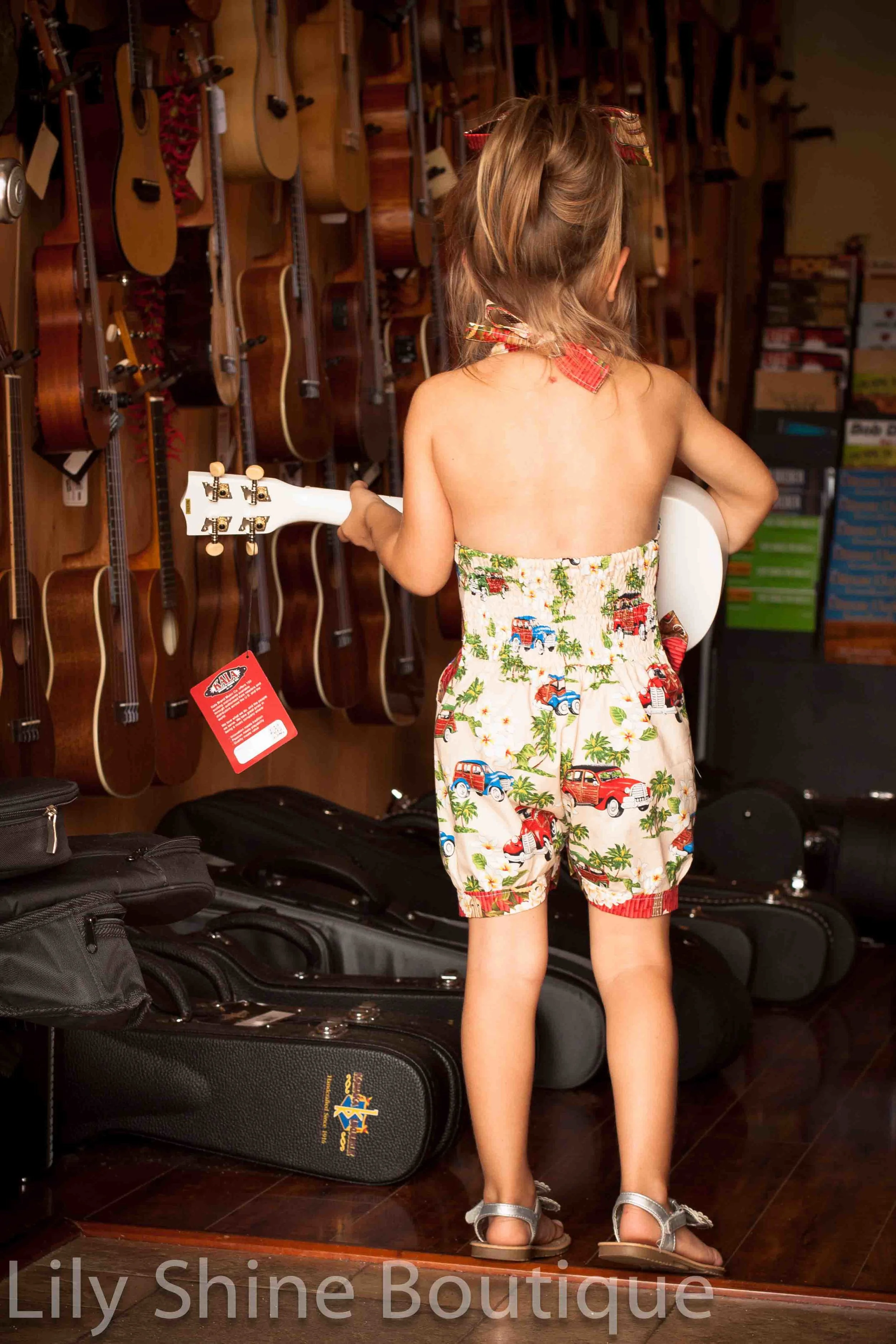 Cute little details like the contrast waistband, bow embellishment, and short cuffs add more fun and playfulness to the basic romper style.