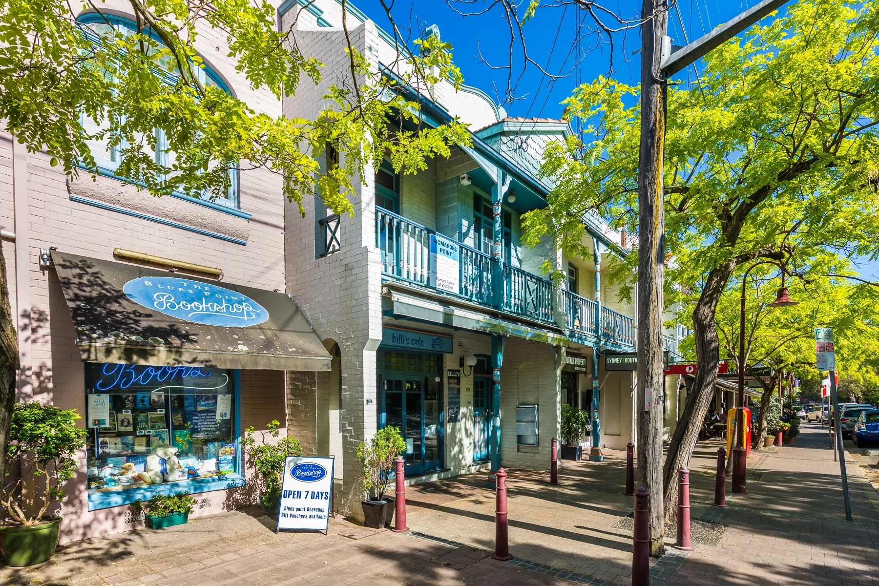 Book shop and cafes in McMahons Point Village - a 5 minute walk away.