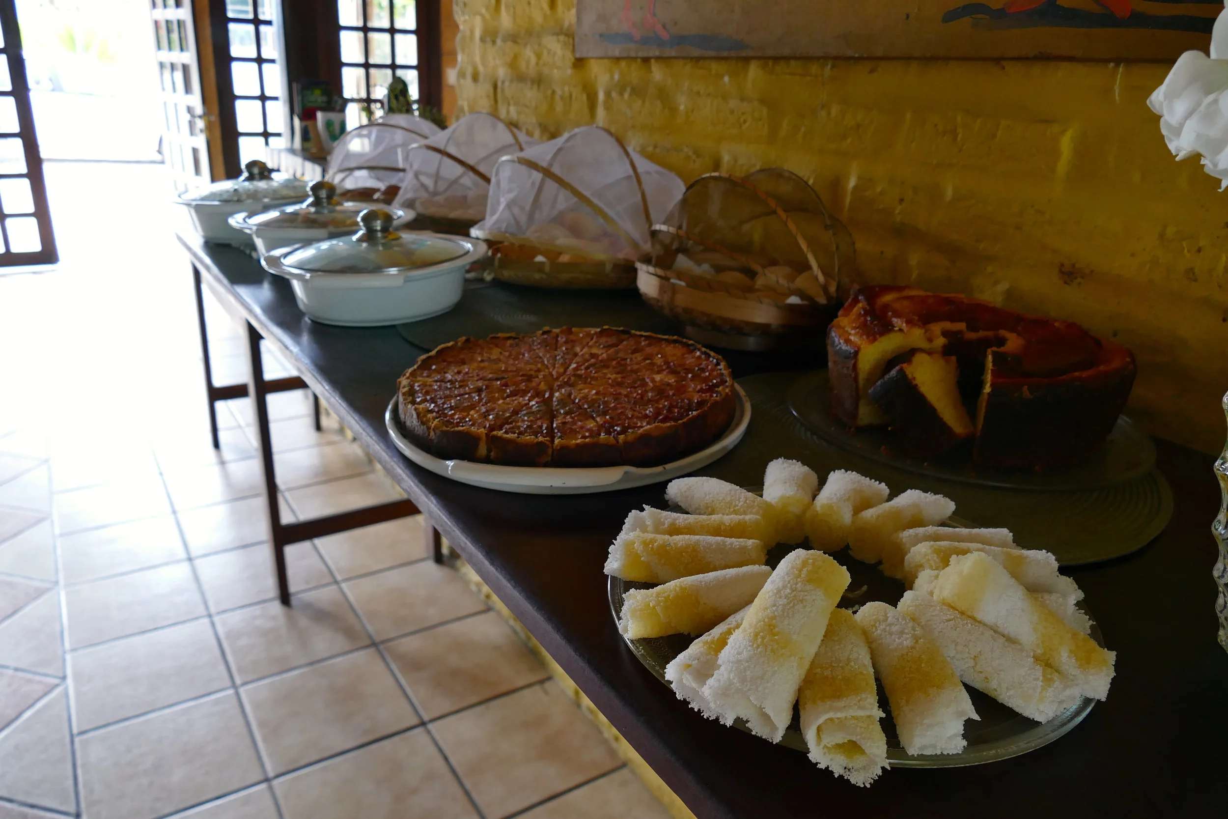 Petit déjeuner au Sossego, en premier plan des Tapiocas de petites galettes typiques à base de farine de Manioc