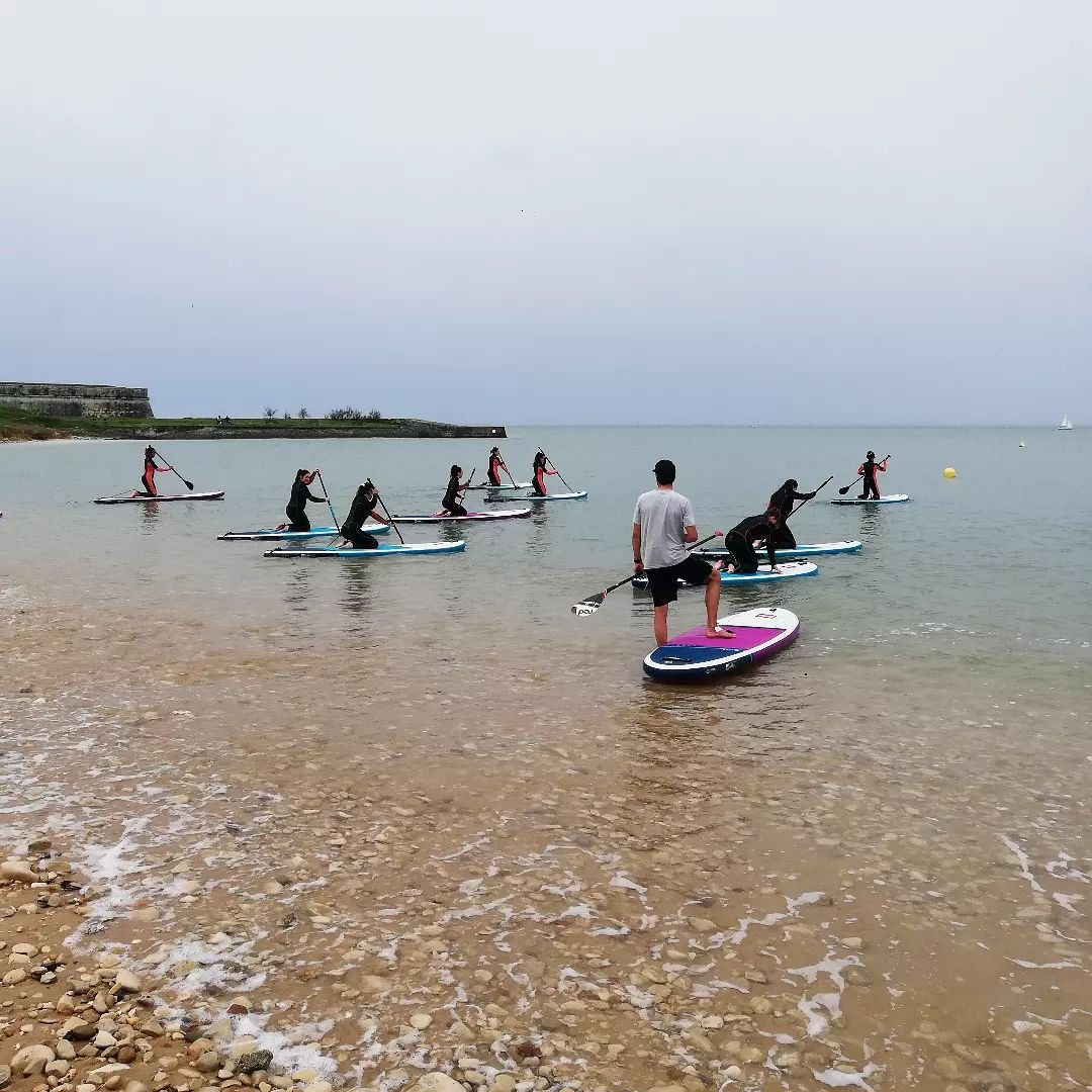 En direct de notre spot de repli du jour !
Nous sommes le samedi 5 avril 2024. La cabane n'est pas encore sur la plage, la faute au mauvais temps, mais cela ne nous emp&ecirc;che pas de vous accueillir et toujours vous proposer les meilleures conditi