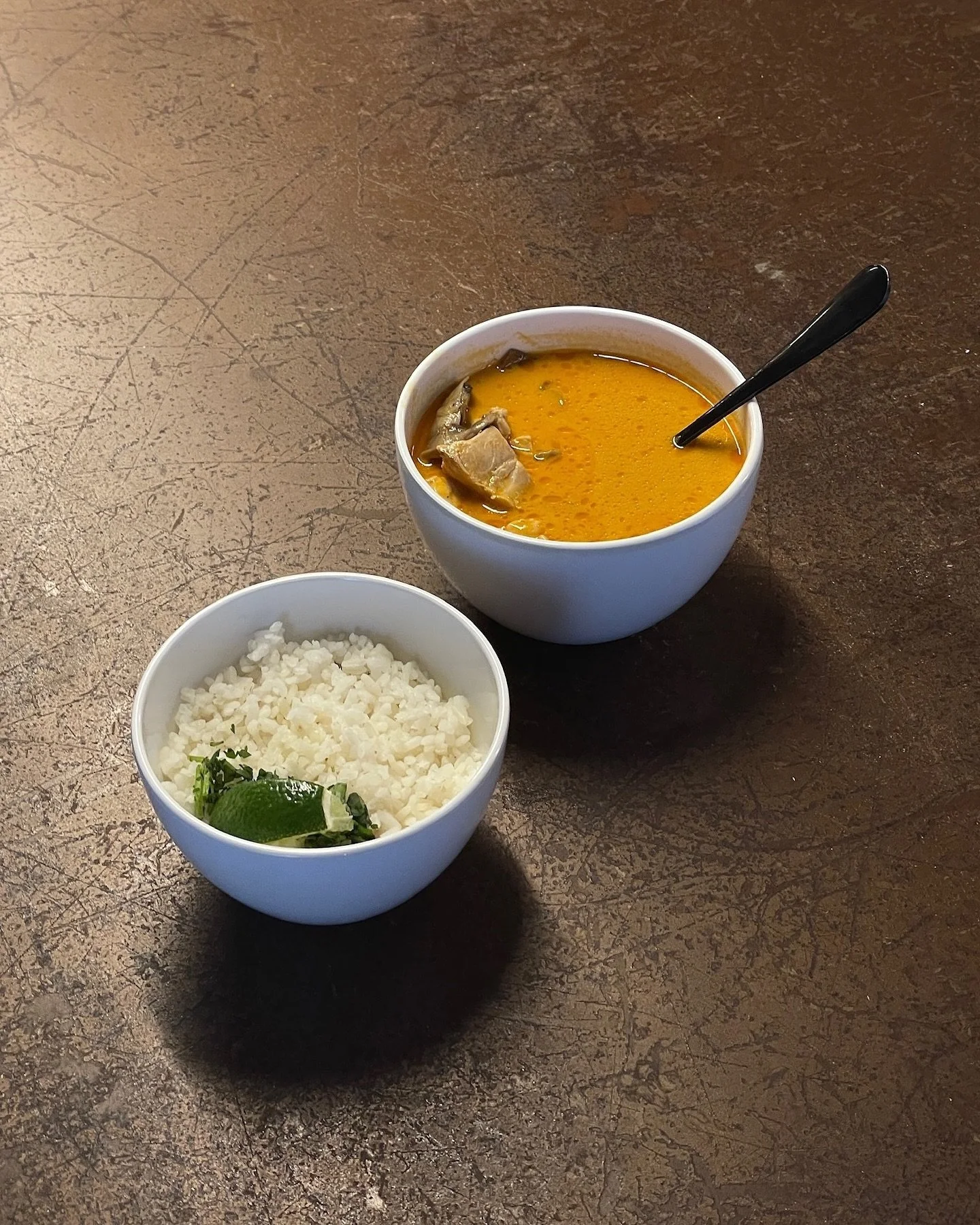 🌧️ D&iacute;a gris y fr&iacute;o... pero aqu&iacute; est&aacute; nuestra versi&oacute;n vegana de la sopa thai que lo cambia todo 🌶️🍜
Sabores intensos, aromas ex&oacute;ticos y el toque perfecto para entrar en calor.

&iquest;Eres fan de la comida