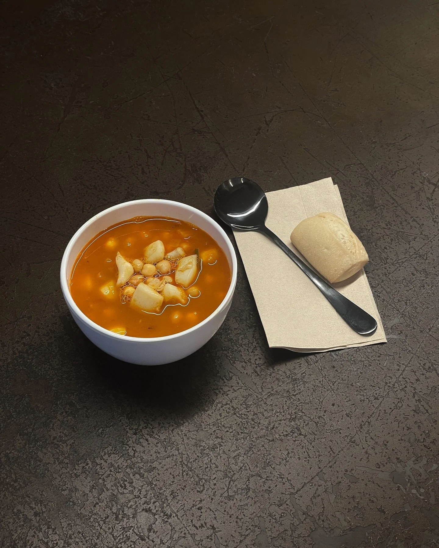 Nos lo hab&iacute;ais pedido mucho, y por fin volvemos a tener disponibles nuestros garbanzos con sepia!! 🦑

Un delicioso guiso con garbanzos, sepia, caldo de gambas, puerros, zanahoria, piment&oacute;n de la vera, cebolla, vino blanco y laurel 😋

