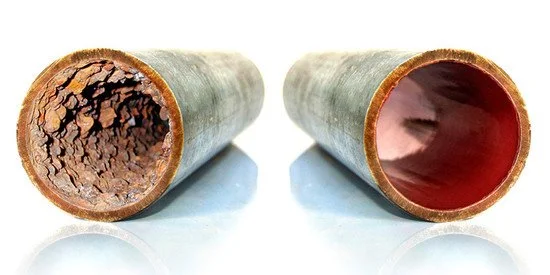 A sinistra un tubo incrostato di calcare, a destra un tubo pulito