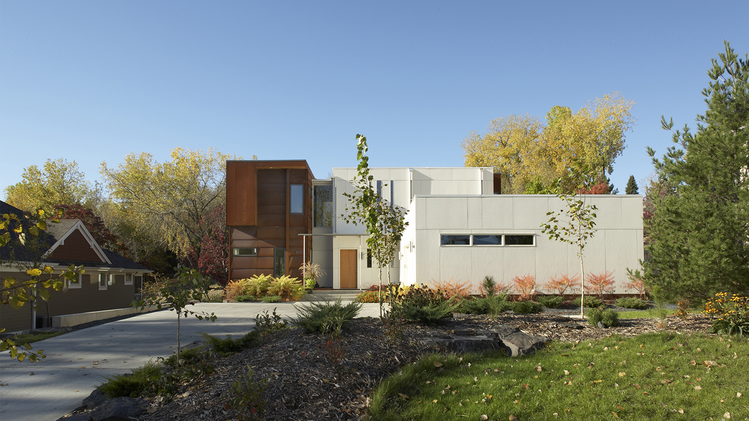 GRAPHIC NATURE HOUSE