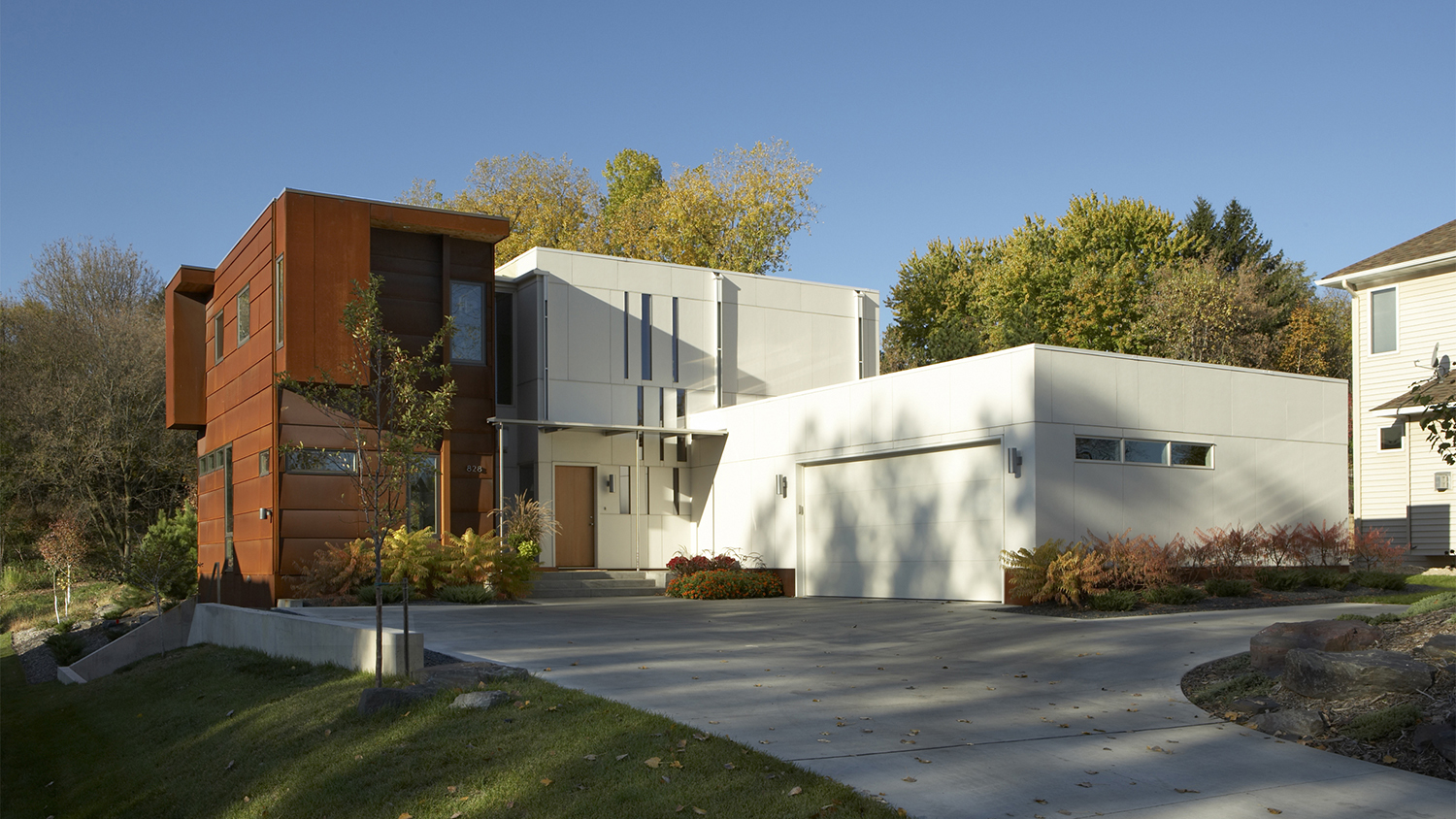 GRAPHIC NATURE HOUSE