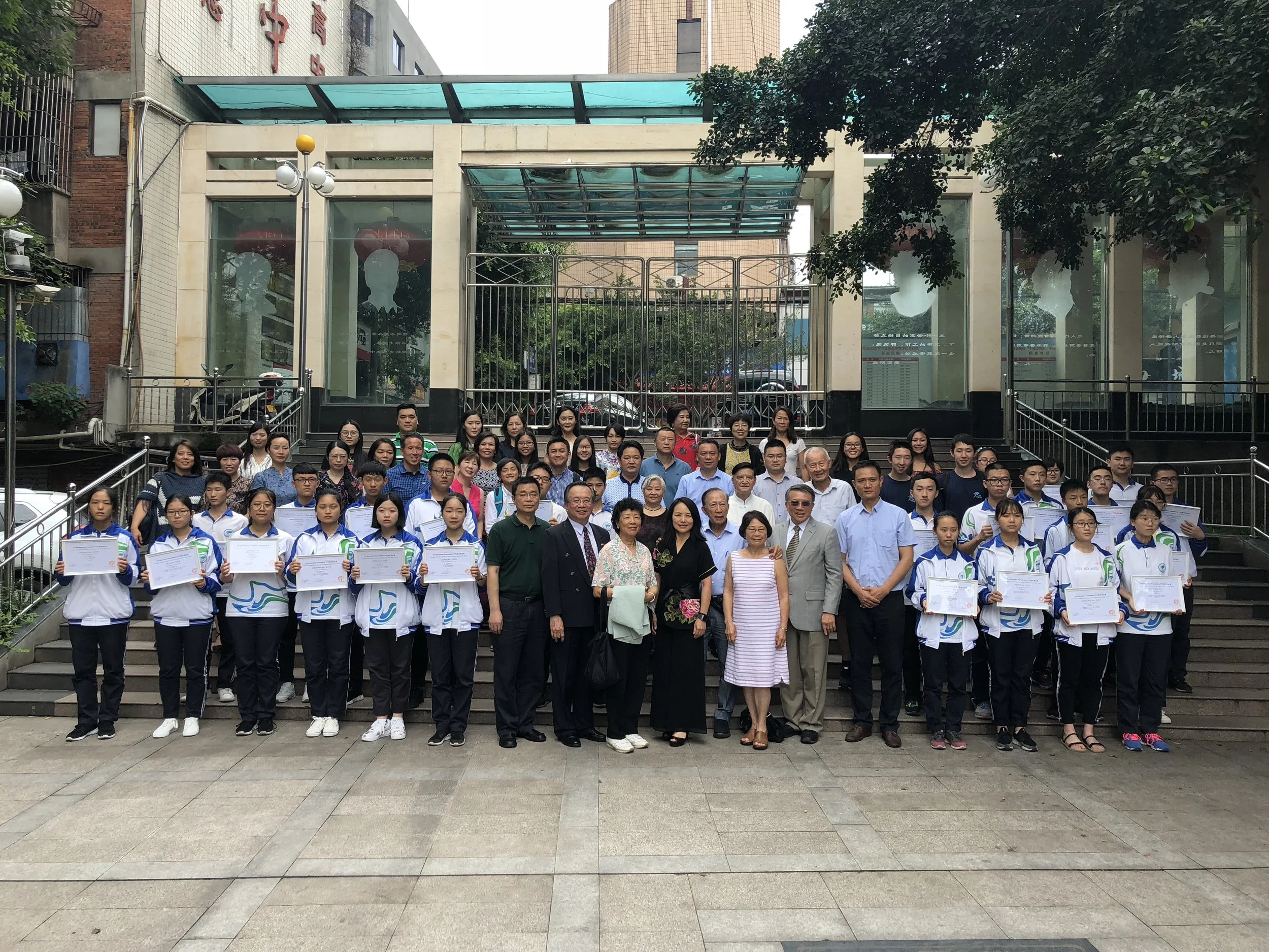 The whole crew - Renshou HS&nbsp; students, administrators, Yin family