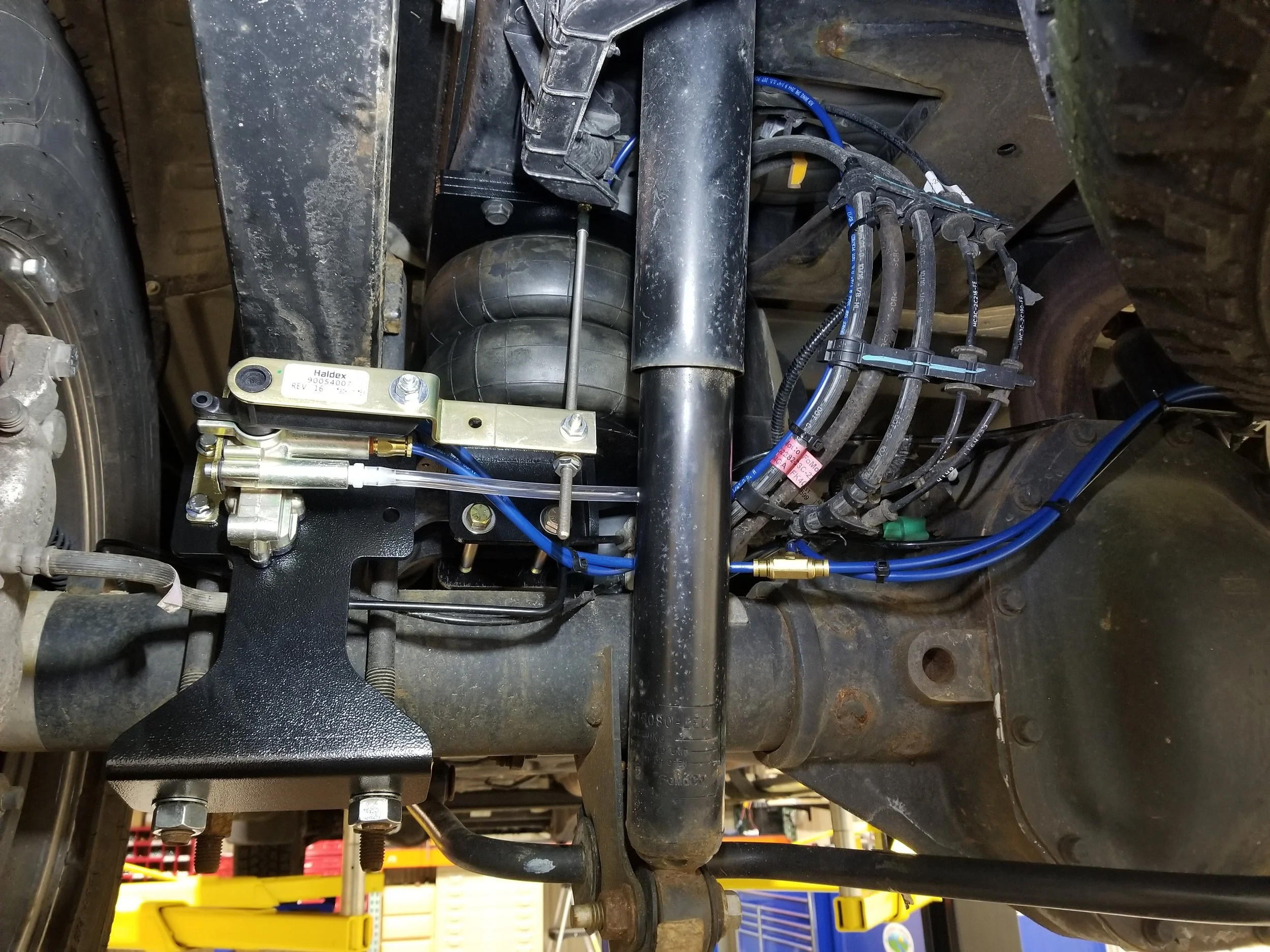 17’-19’ FORD F350 REAR ASAM SHOWN WITH OPTIONAL AUTOMATIC AIR SYSTEM