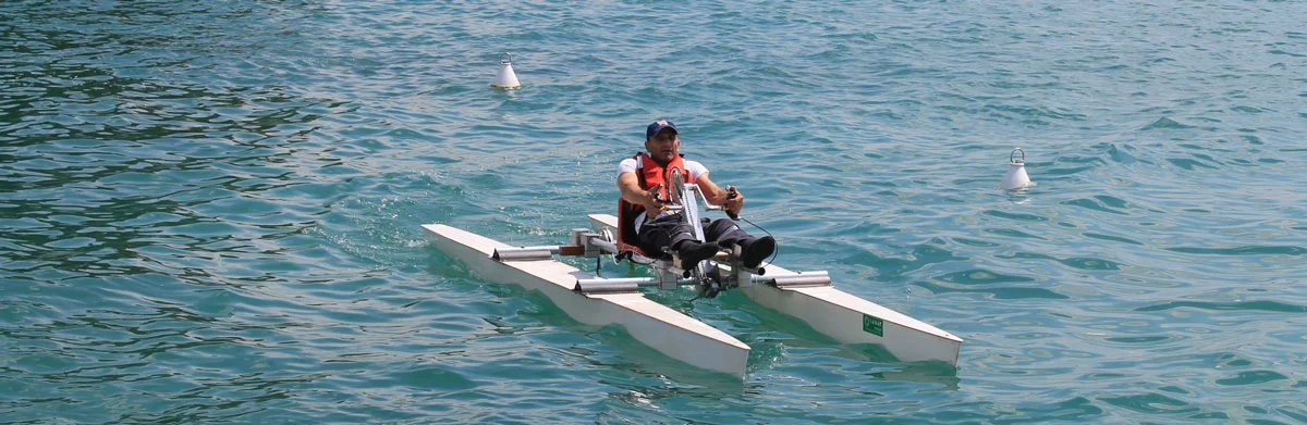 Haki Doku in azione sulla sua Hand Bike Water