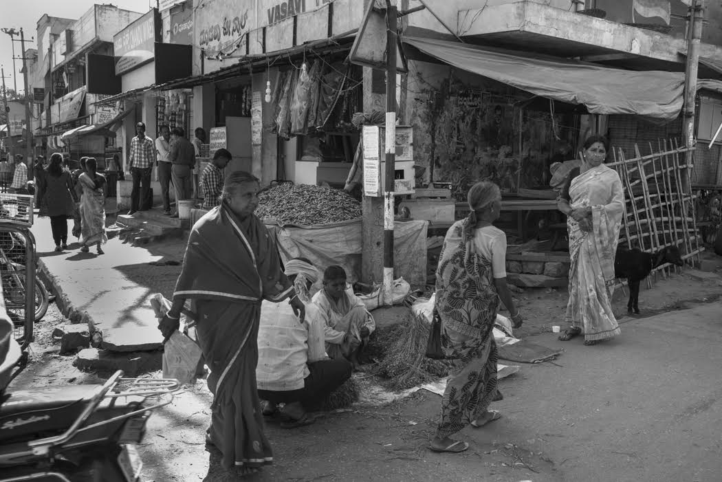 where women still wear saris