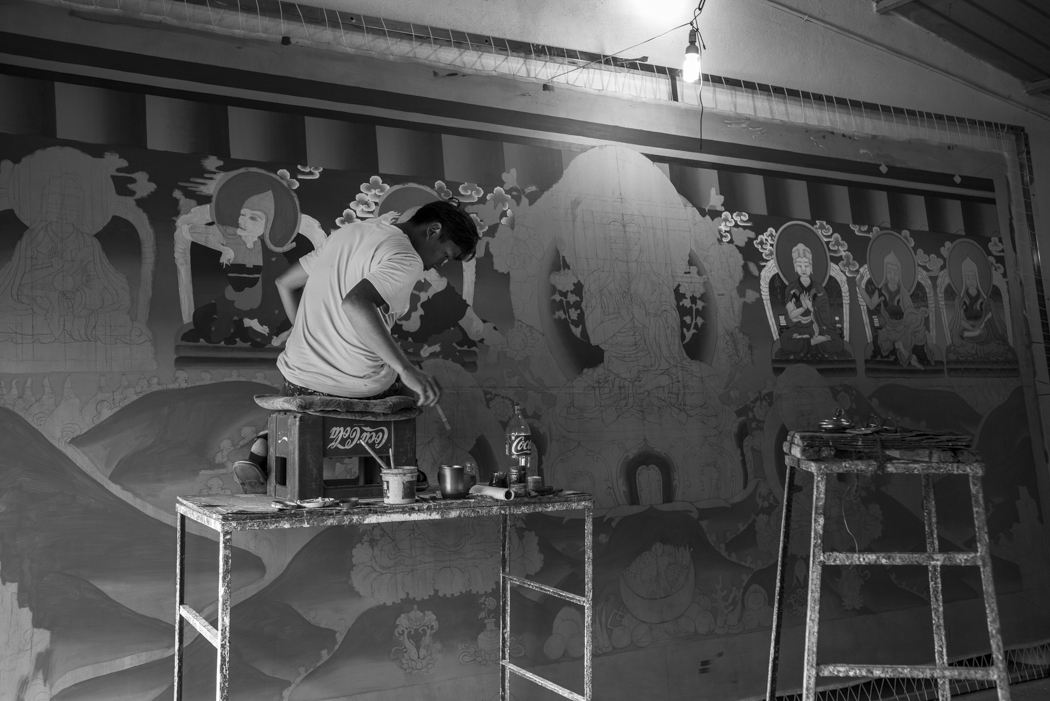 the painter prepares the painting that will adorn its back wall