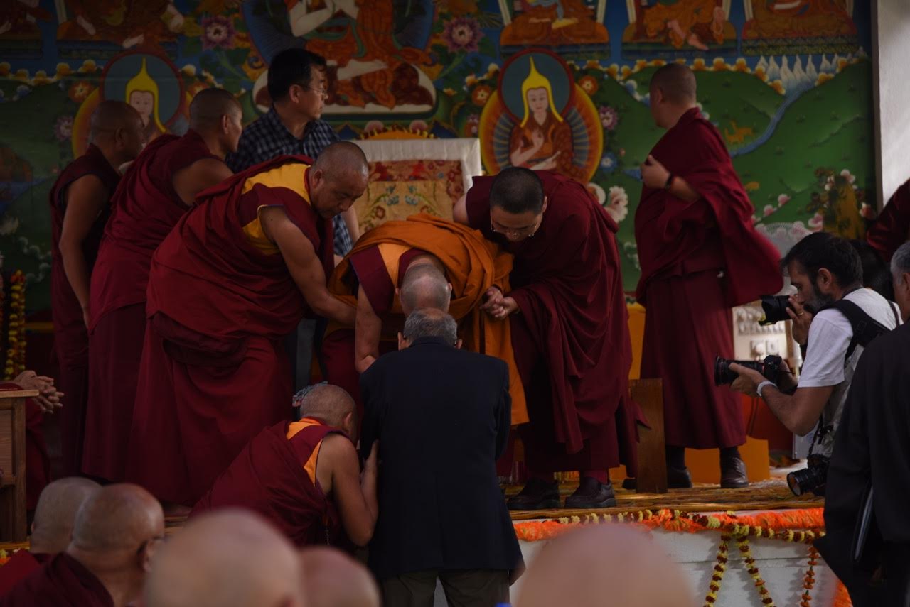 Greets Khyongla Rinpoche. Photo by Tanya Agarwal