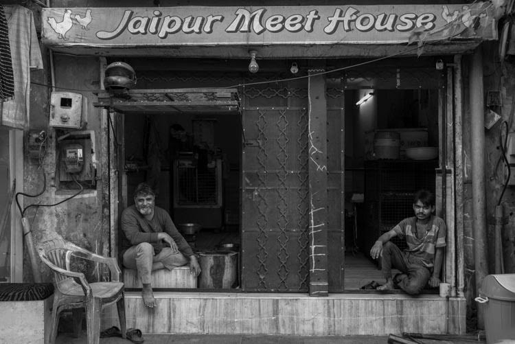A place to meet along the street