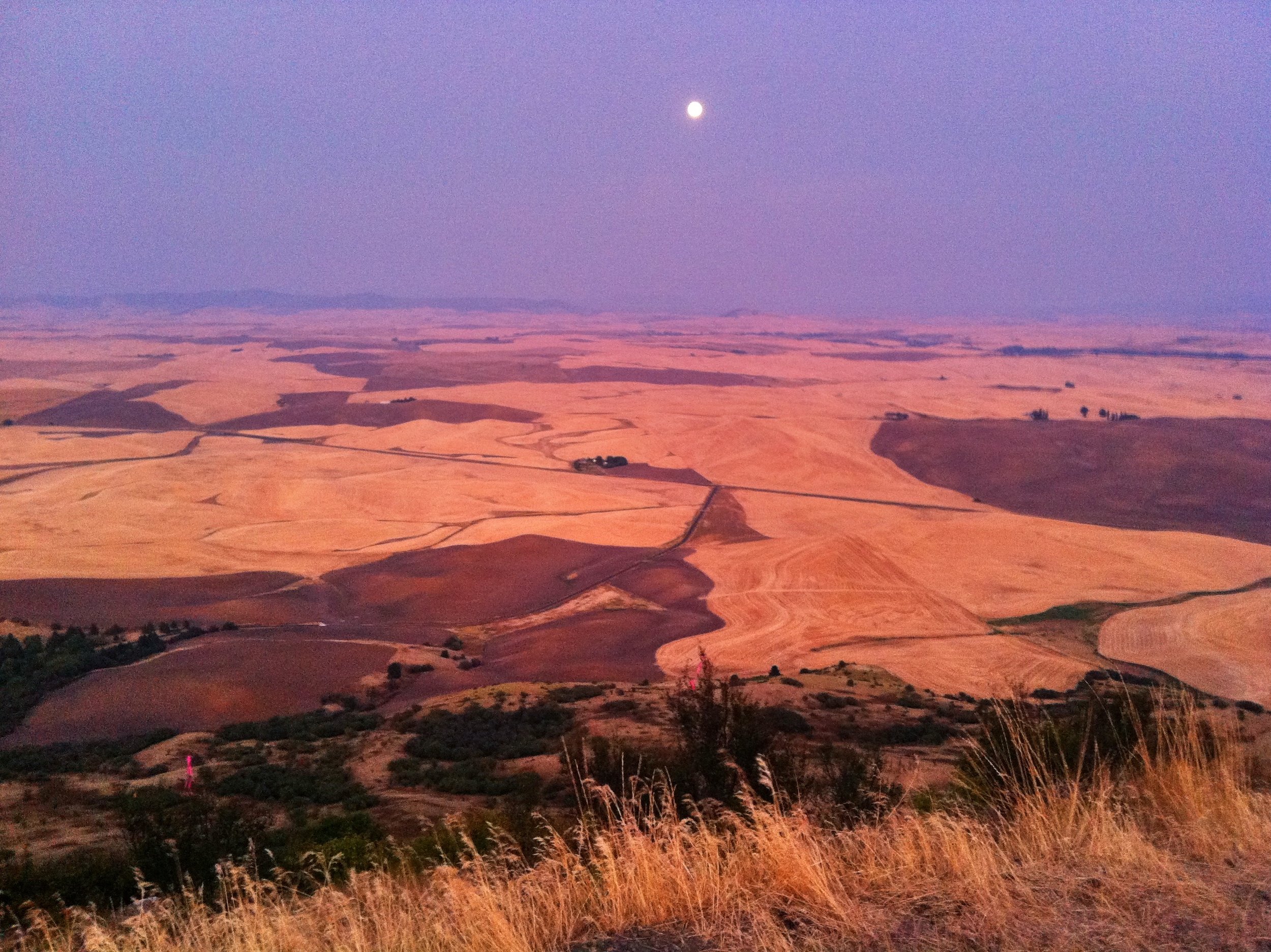 Sunset and moonrise on top of Steptoe Butte at 3,612 feet.