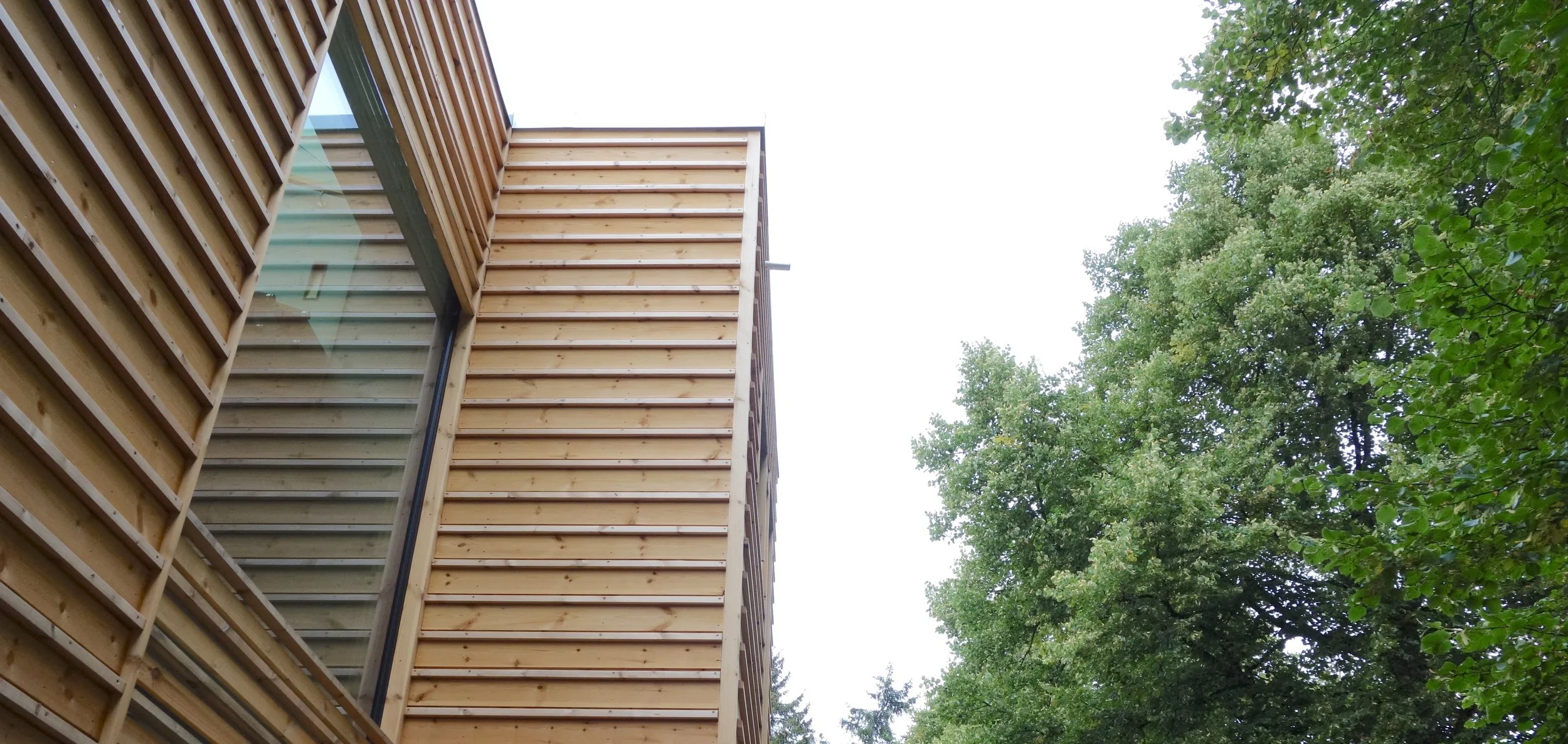  sett langs tomtegrense mellom bolig og park i sommerhalvåret   