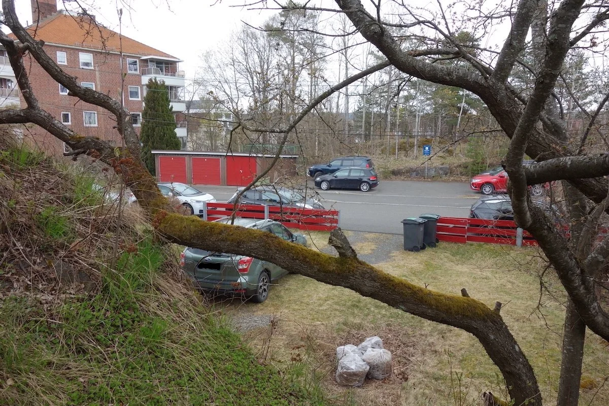  Ny bygning avskjermer dette gatebildet: uteoppholdsarealer rundt ´fjellet´ får en avgrensende ramme med fokus på den umiddelbare naturen   