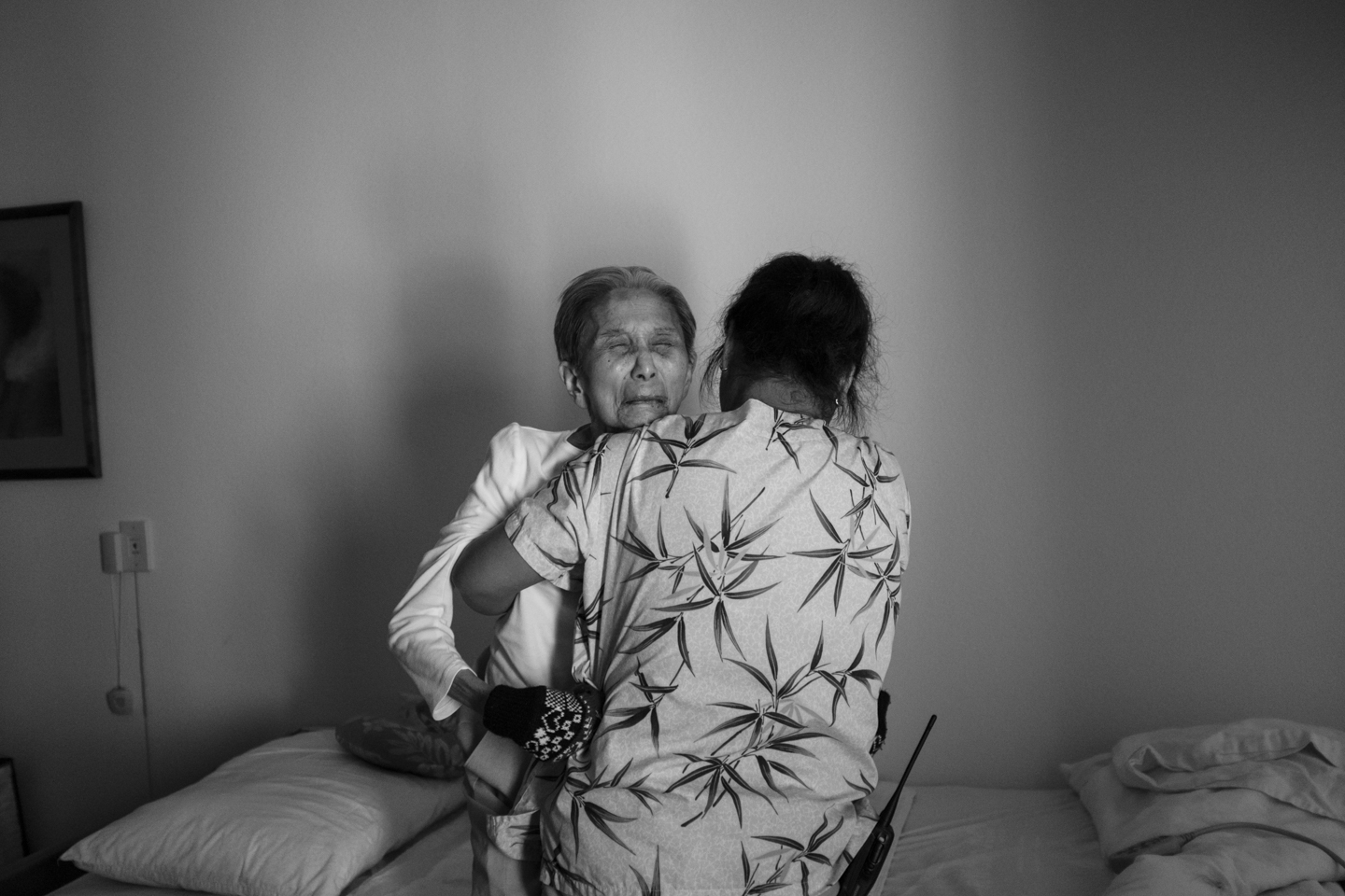   A nurse lifts popo from the wheelchair to the bed so she could get some rest.&nbsp;Popo quickly became exhausted after exerting a lot of energy from all the excitement of visiting family.&nbsp;  