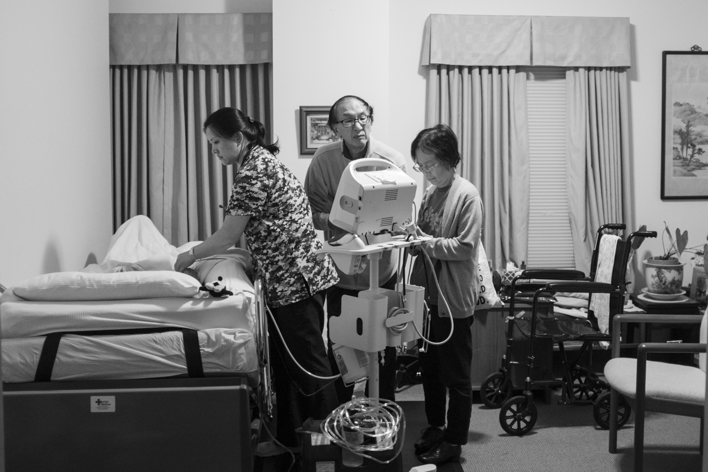  After we watched popo pass away, a nurse came in to verify her death by checking her vital signs. My uncle Peter and aunty Penny stood close by.&nbsp; 