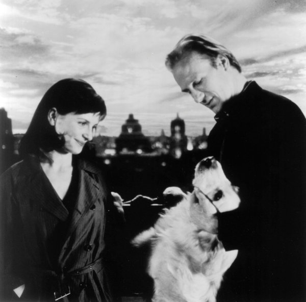 Juliette Binoche, William Hurt and Edgar the dog in "A Couch in New York," a 1996 film directed by Chantal Akerman. Credit: BMG Independents