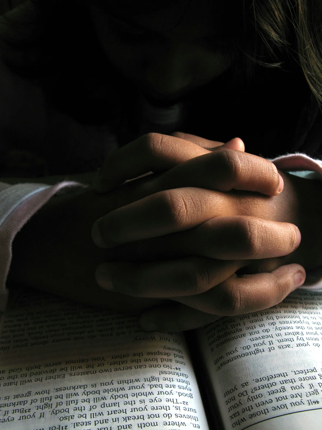 Praying+hands+on+Bible.jpg
