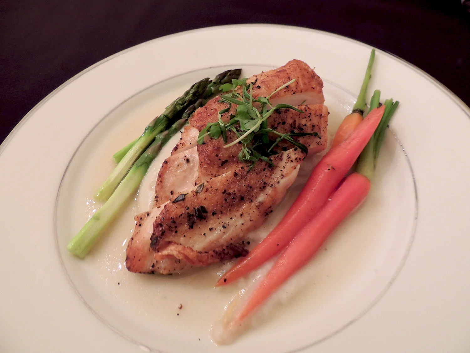 Organic chicken, asparagus, baby carrots, cauliflower purée and chicken jus