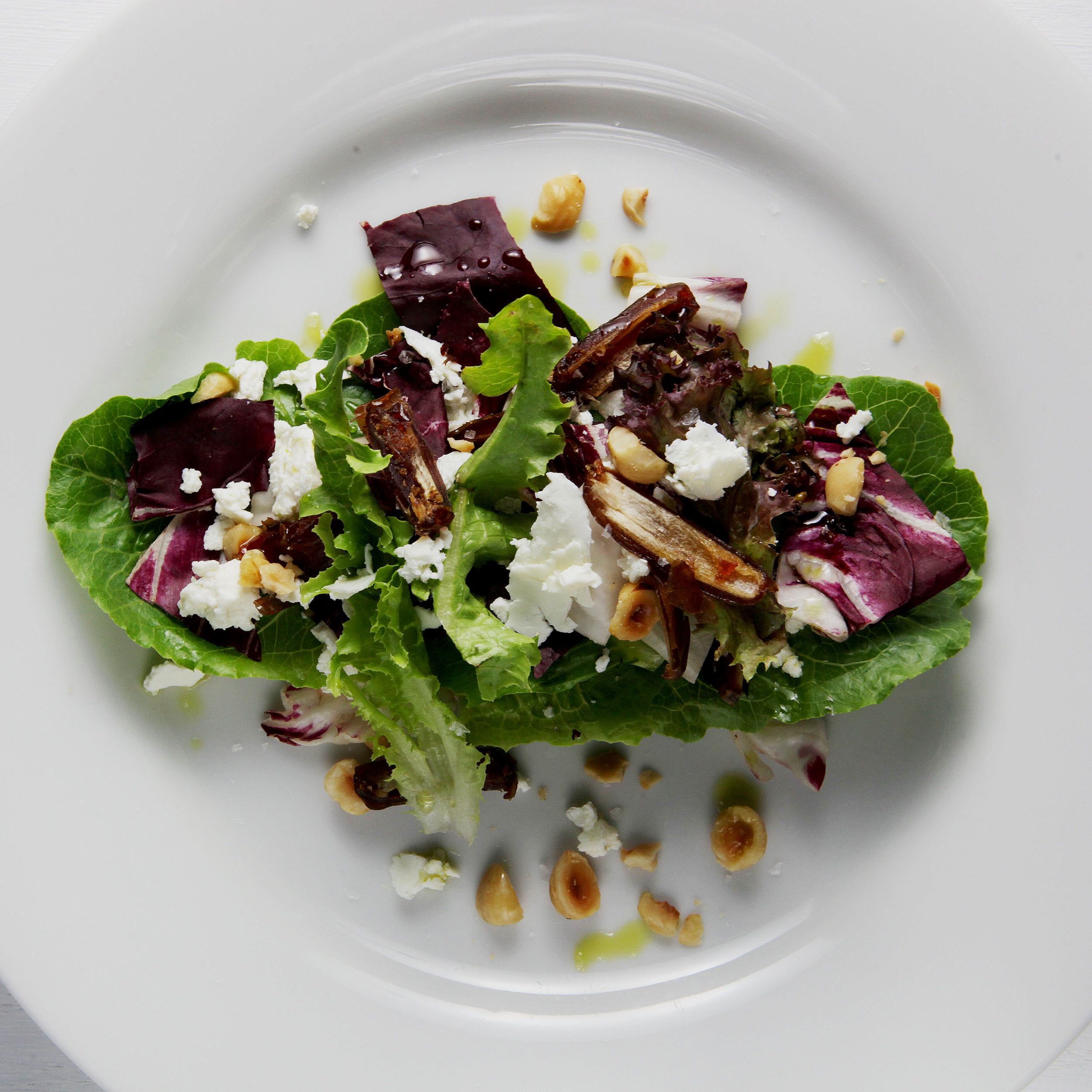 Mixed greens salad with hazelnuts and goat cheese