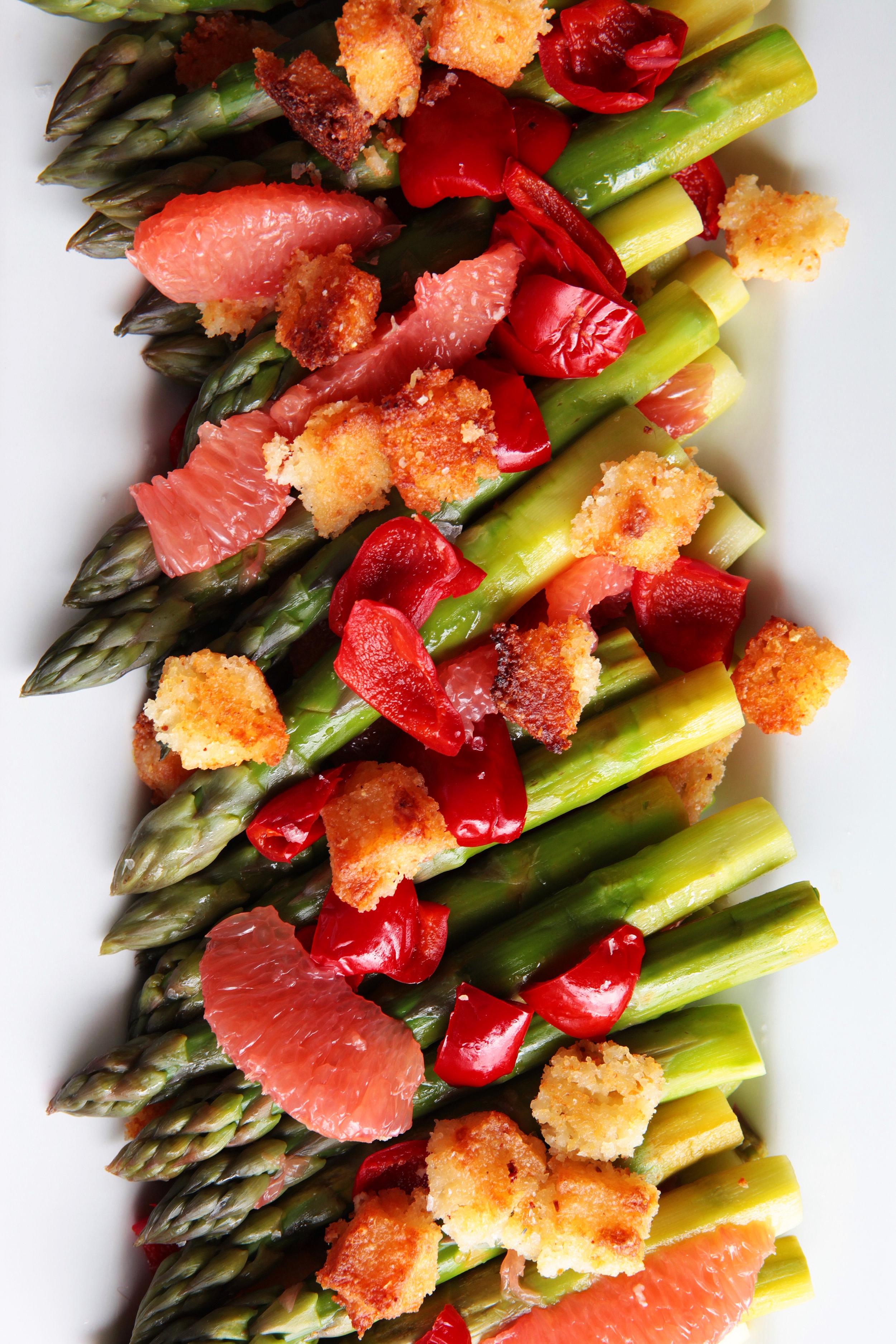 Asparagus salad with grapefruit, red peppers and croutons