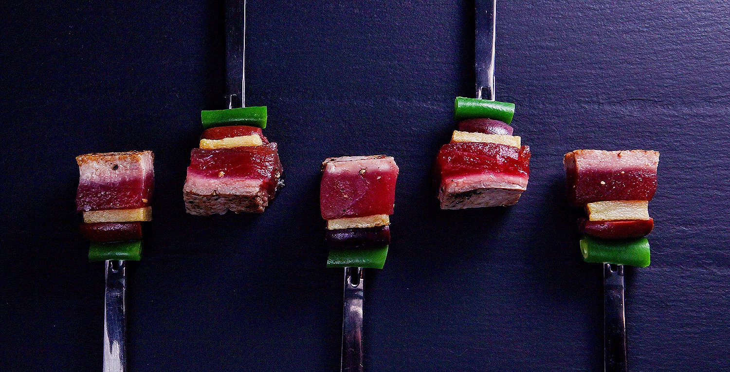 Seared ahi tuna canapés with olive and green bean