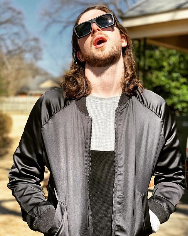 This is me after being on the move for 3 weeks straight. NACA, LA, APCA, and now NE (New England) for tour. So many acronyms and I couldn&rsquo;t be happier (or hairier) &bull;
&bull;
&bull;
&bull;
* ALSO going LIVE on Berklee College&rsquo;s BIRN Ra