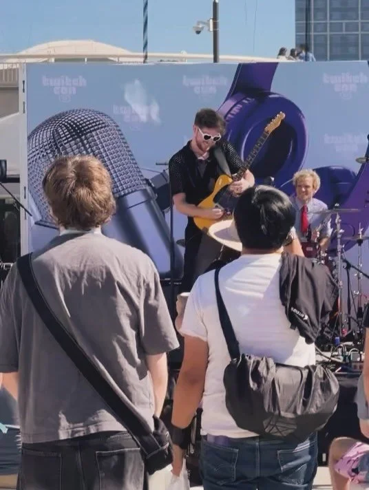 One of the most insane weekends of my life!!! Friday art gig with @ki.iveliz , Saturday filming with @singkirbysing , Saturday night wedding gig, fly to San Diego on Sunday at 7am, land at 12:15, @twitchcon show with @officedrummer at 1:45, 3:30 soun