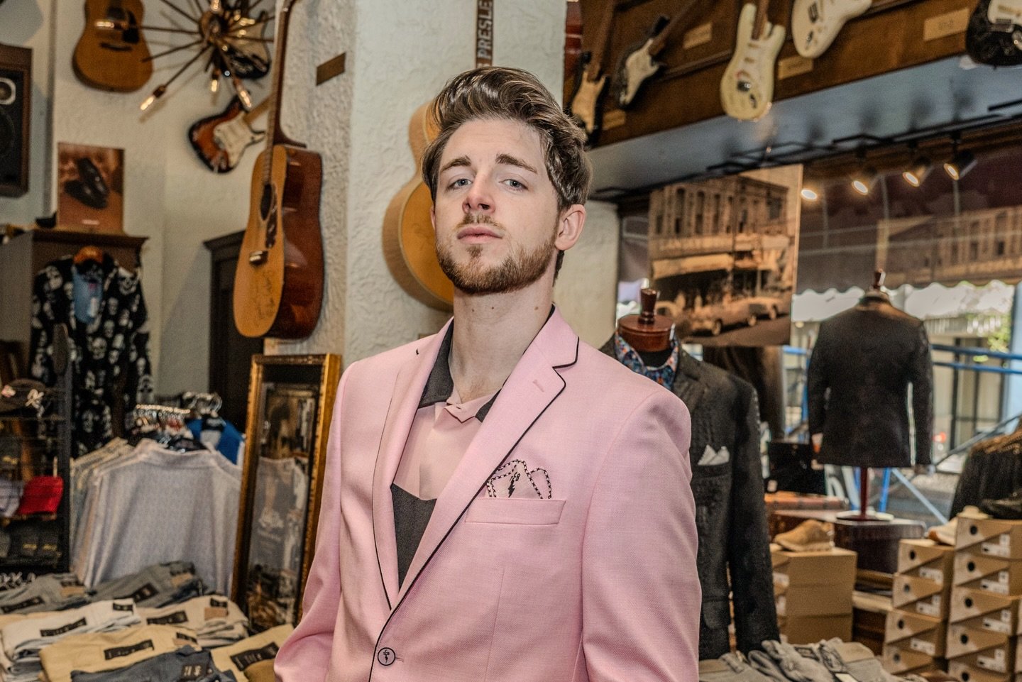 It&rsquo;s SPRINGTIME!! @lanskybros got the drip with this beautiful pink jacket! Thanks for letting me show it off!

#lanskys #elvis #memphis #photoshoot