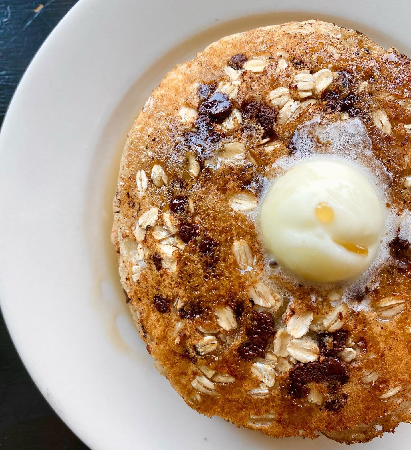 Today&rsquo;s 🥞Sunday Stack🥞 tastes like heaven 😭. Oatmeal Chocolate Chip Pancakes. Fluffy golden spelt pancakes, gluten free oats, chocolate chips, cinnamon sugar, coconut butter, maple syrup. The perfect Sunday meal or side dish to your savory b