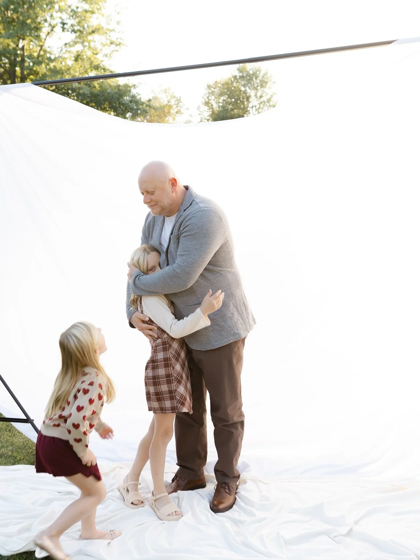 A little field lighting test, We hung up a sheet, let the light pour through, and played around to see how these would turn out. I think they did just fine. What do you think? Would you want photos like this for your family?