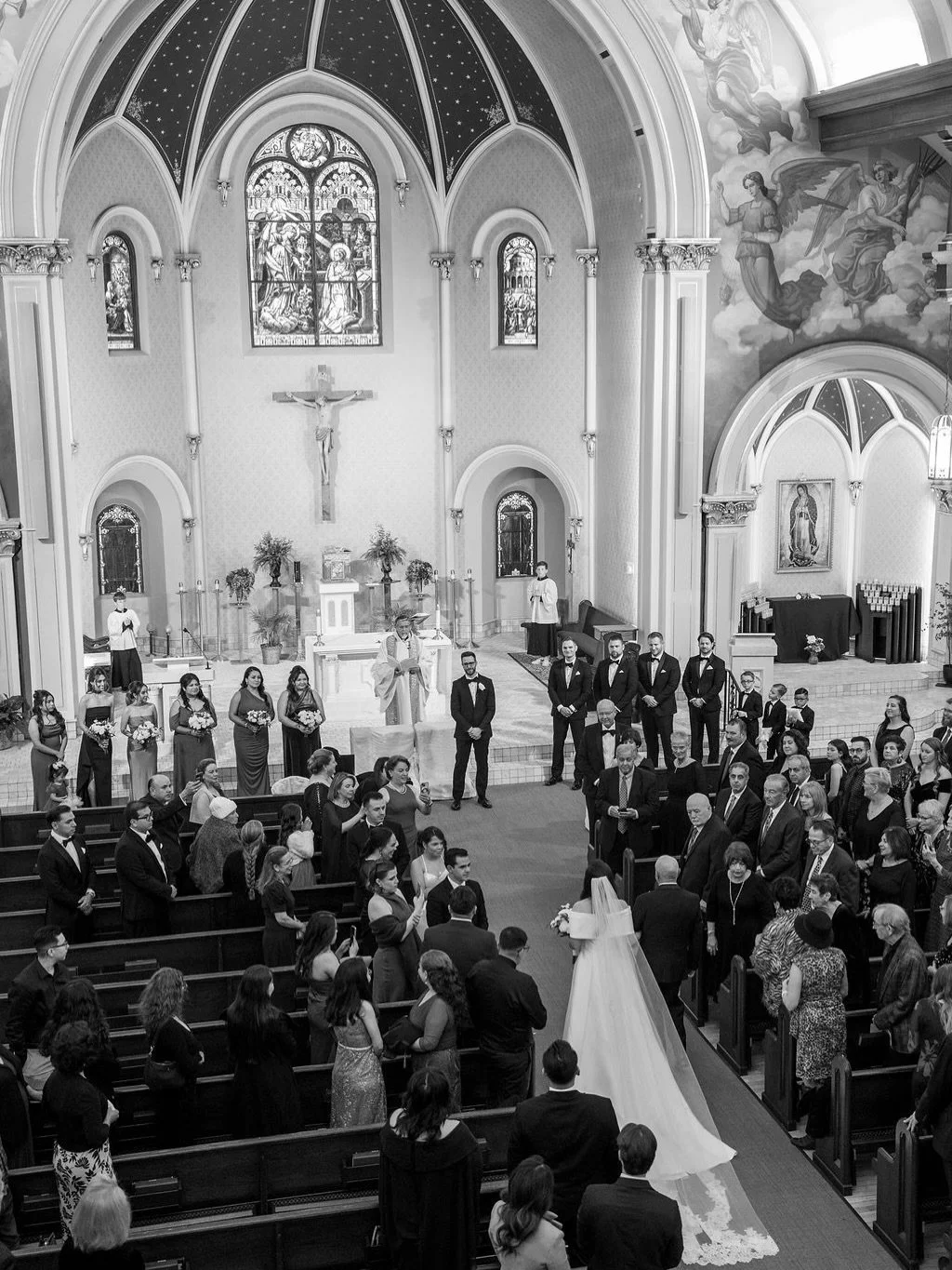 It drizzled a little that day, and honestly it didn&rsquo;t change a thing. If anything, it slowed everything down in the best way. I always tell couples not to stress about the weather, we can make anything work, and sometimes I&rsquo;ll even ask yo