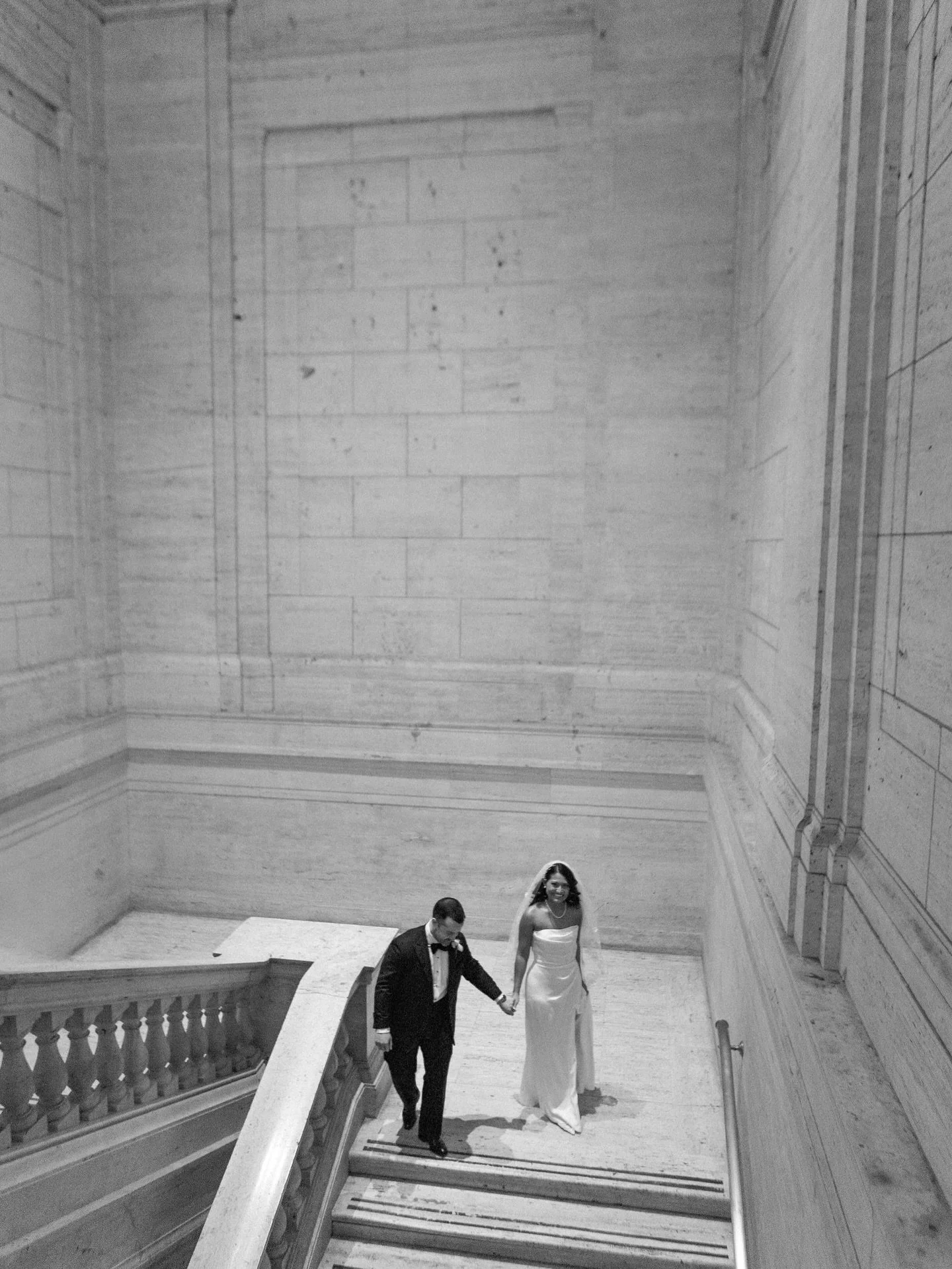 Union Station before City Hall. One of my go-to spots when it&rsquo;s cold or rainy outside. First look and quick portraits before they said I do. 

#chicagoweddingphotographer #unionstationchicago #chicagoelopement #cityhallweddingchicago #chicagowe