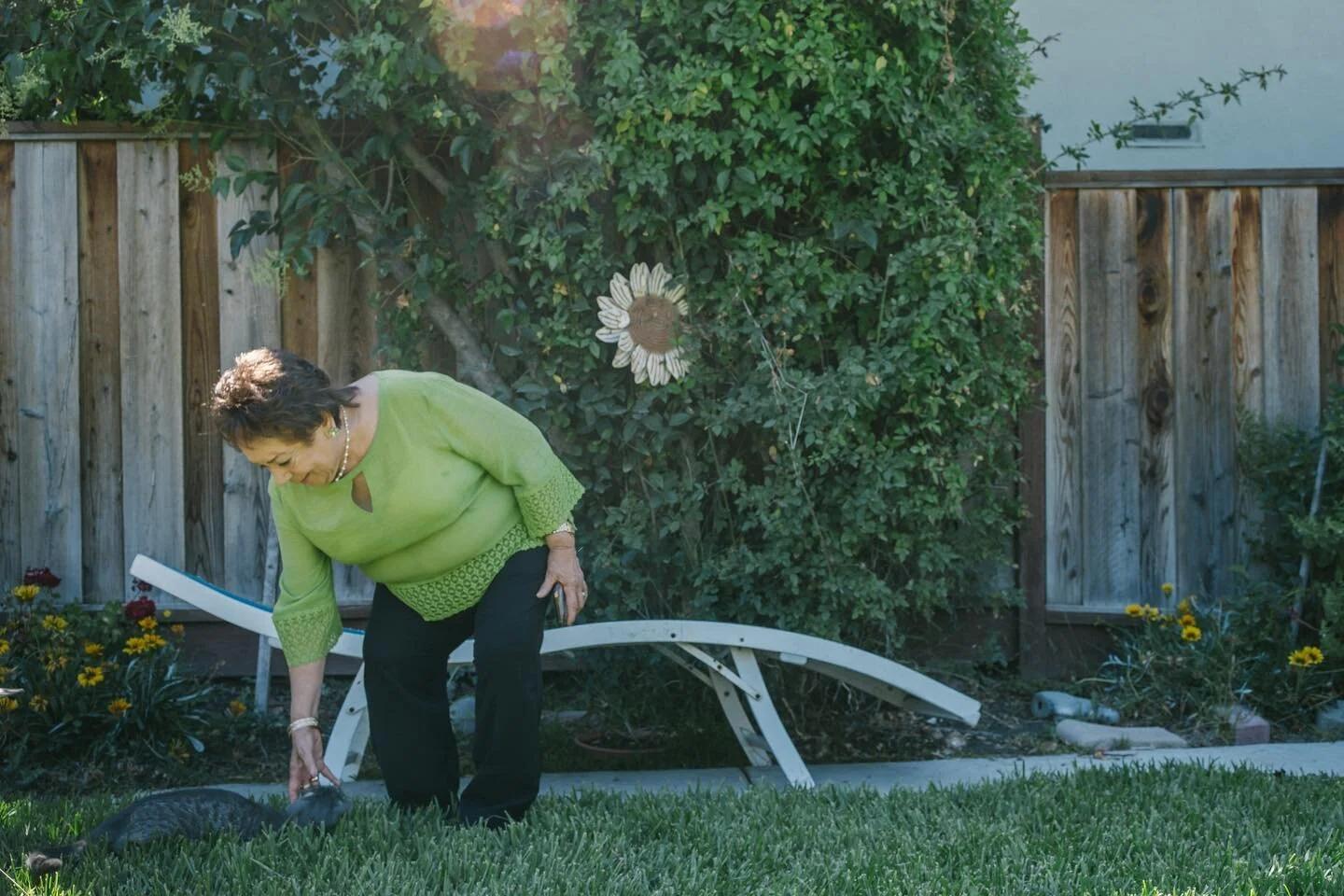 T&iacute;a Catalina and her cat in her backyard