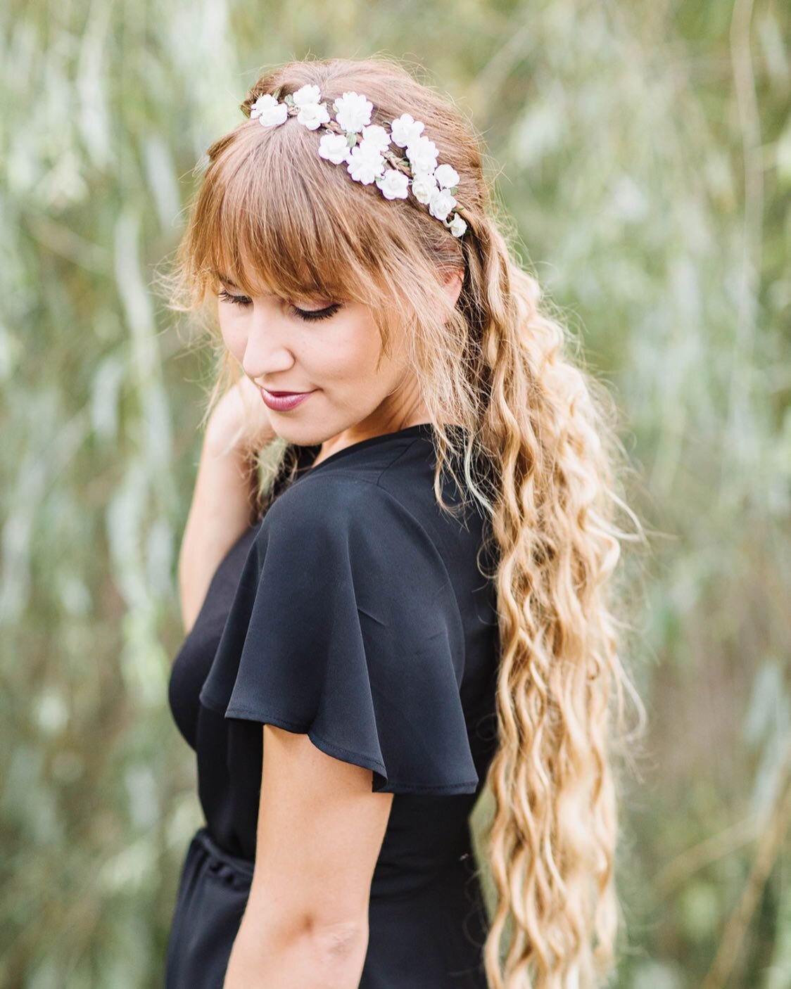 White Wonderland Floral Crown 🤍
All white is one of our most requested colors for our delicately hand-wired crowns! An affordable yet beautiful option for bridal and matches any outfit. It&rsquo;s pretty perfect for all occasions! 
📷 Photo &amp; st