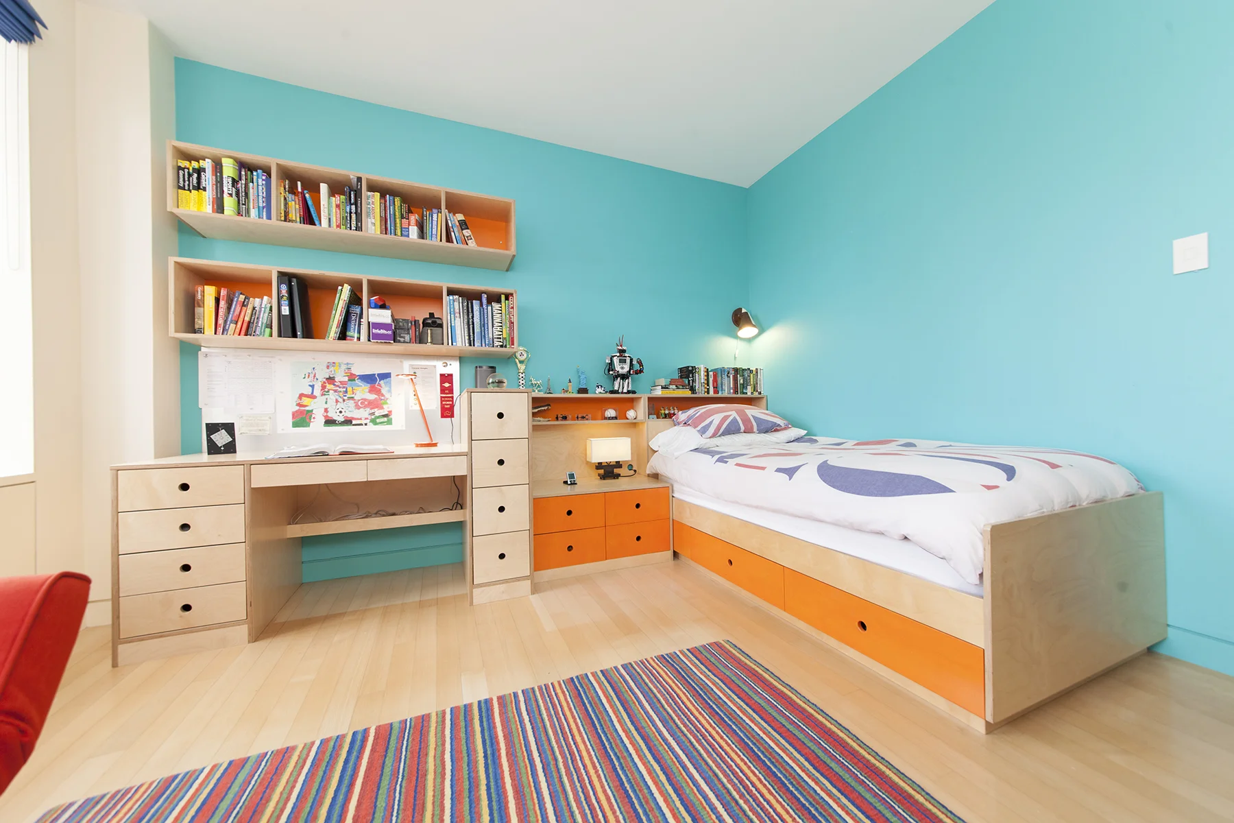 Asymmetrical desk. Casa Kids custom furniture.