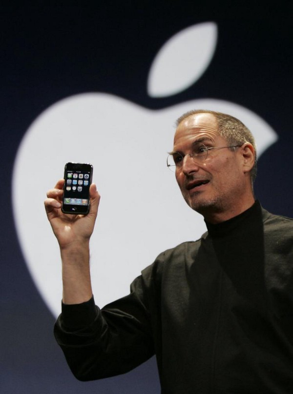 Steve Jobs apresentando ao mundo o primeiro iPhone no ano de 2007