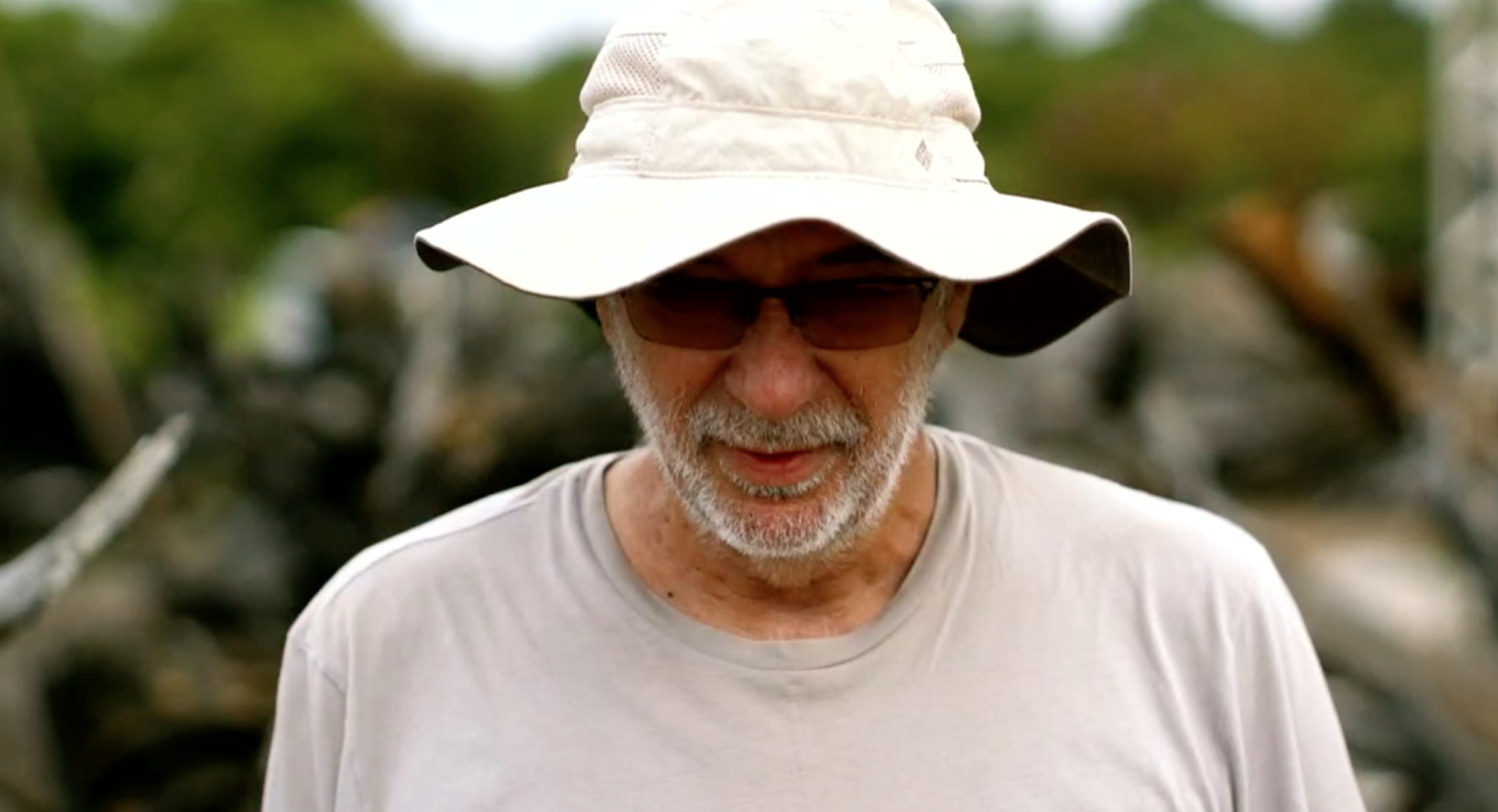 Hugo França em seu atelier em Trancoso, selecionando raízes como suporte o artista Chinês.