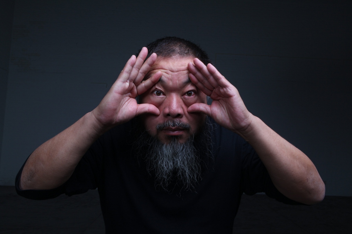 Ai Weiwei em um de seus mais icônicos retratos de registro.