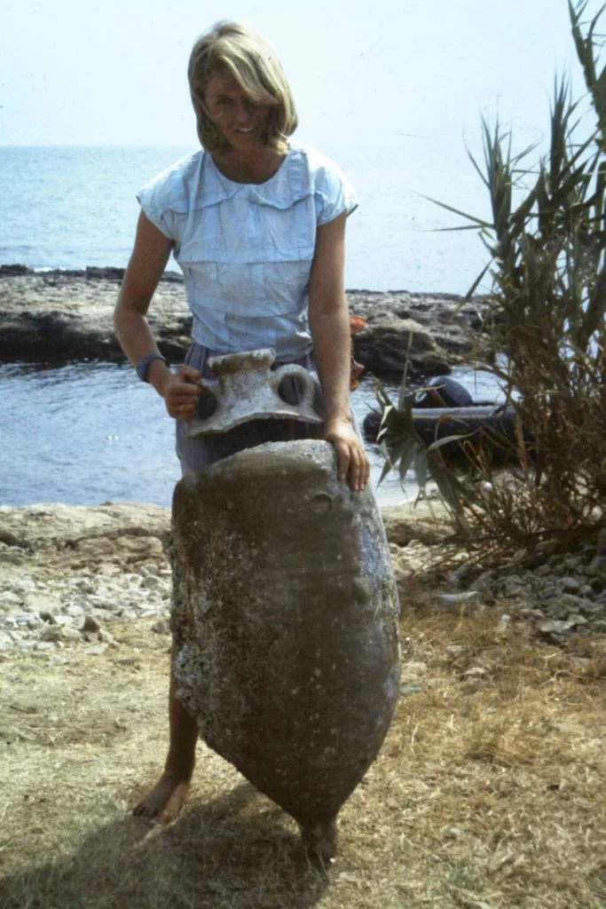 Jenny Lobell with an Africano Grande amphora from the wreck.