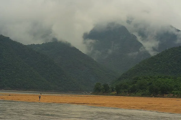 The river Godavari close to Rumpa district, showing the extreme difficulties faced by troops chasing rebels during the uprising.