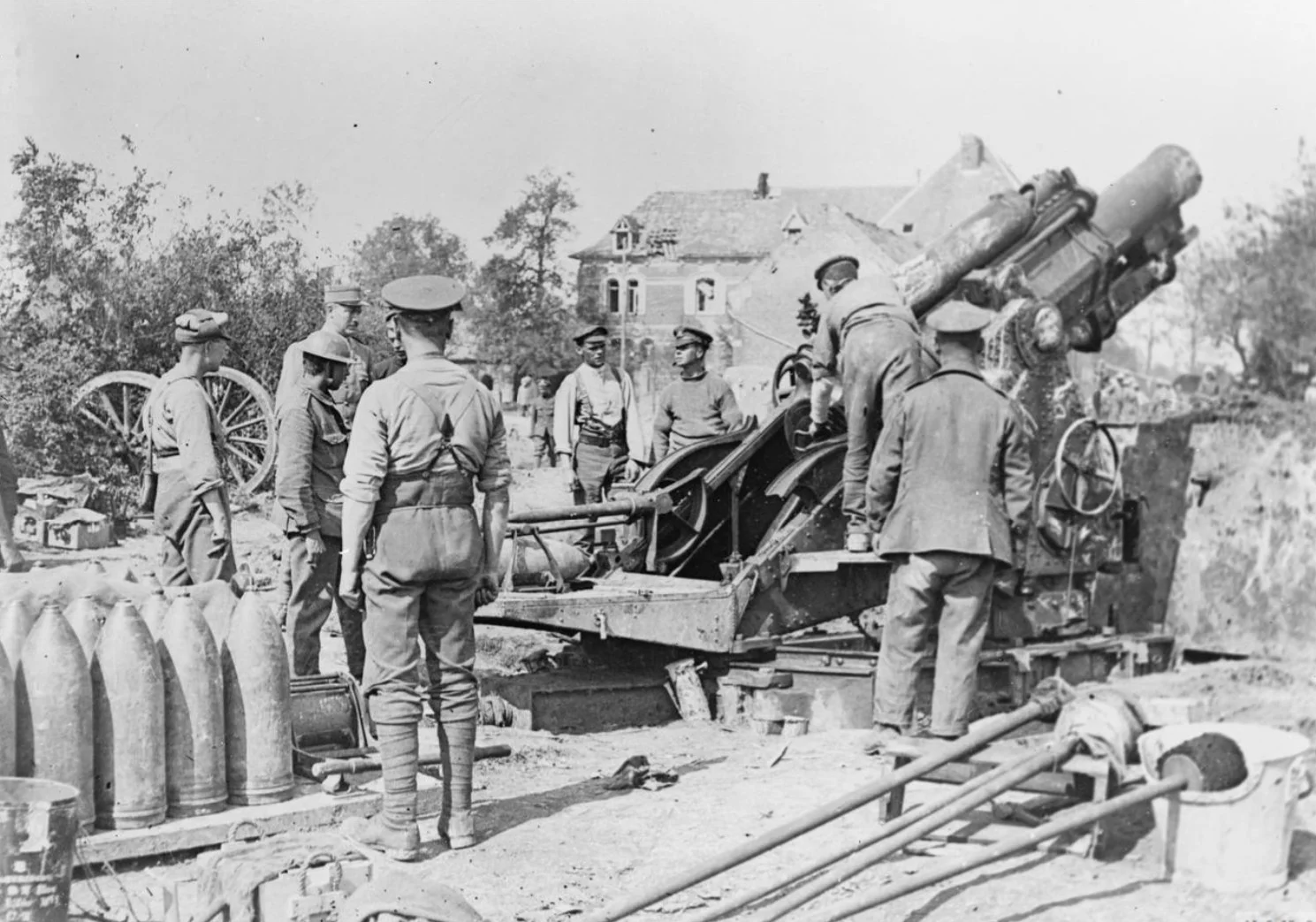 A 9.2 inch howitzer of the Royal Garrison Artillery in firing position near Maricourt during the Battle of the Somme, September 1916 (French Official Photographer, © IWM (Q 58449)).