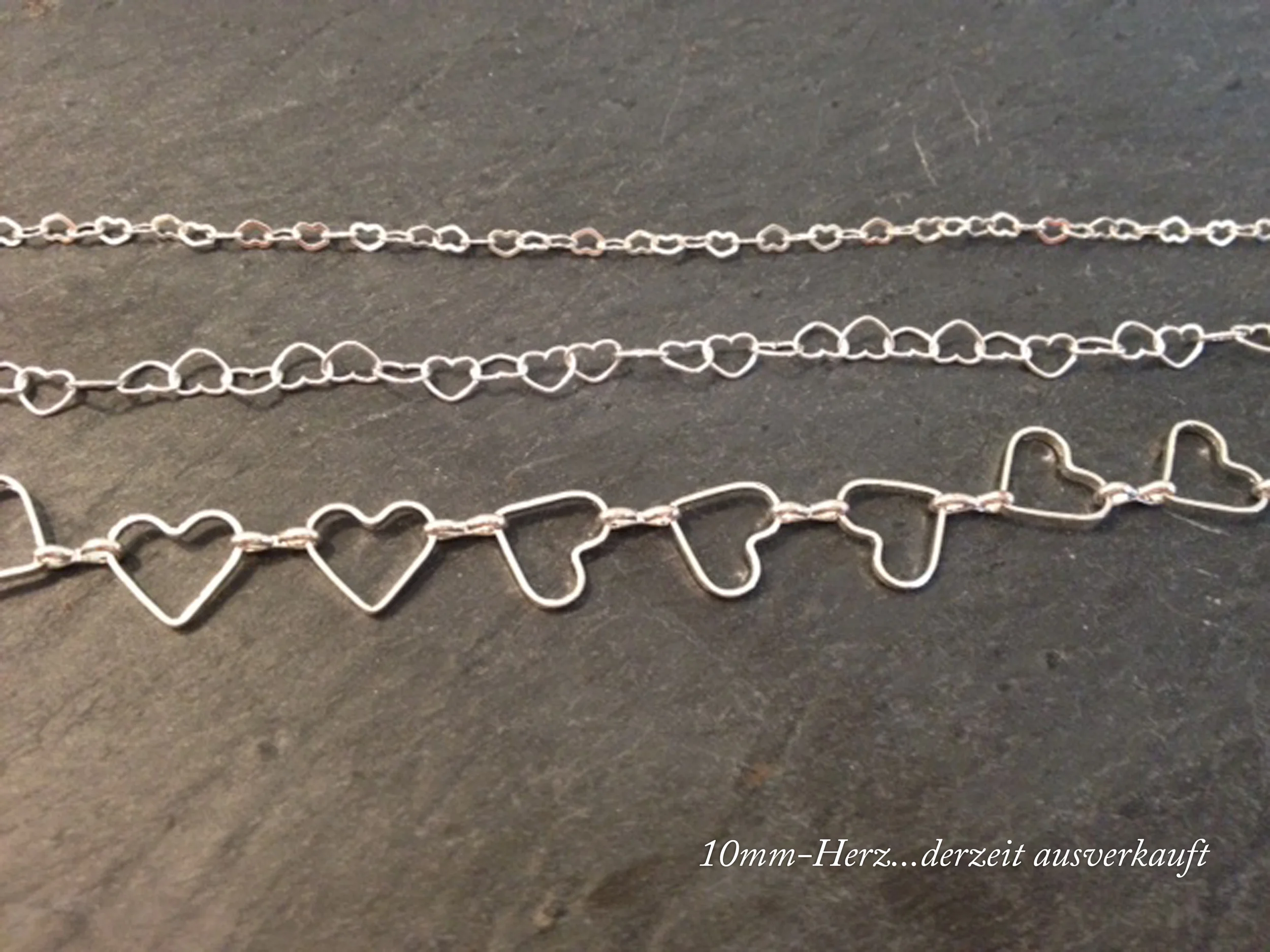 HEART TO HEART Armband aus aneinandergereihten versilberten Herzen. Herz (von oben nach unten): ca. 3mm , ca. 5mm, ca. 10mm BESTELLEN >> 22€ 